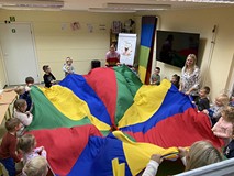 Dzieci podczas zabawy chustą animacyjną