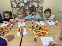 Dzieci podczas zajęć  wykonują pracę plastyczną