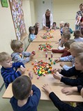 Dzieci podczas zajęć  wykonują pracę plastyczną