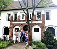 COOLturalne 6 pozują do zdjęcia przed Domkiem Kata i siedzibą Teatru Propozycji Dialog