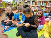 Uczniowie rozwiązują zagadki do treści tekstu