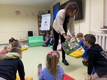 Bibliotekarka pokazuje dzieciom książkę
