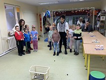 Dzieci rzucają kasztanami