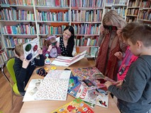 Wolna Szkoła Baza - Koszalińska Szkoła Demokratyczna odwiedziła naszą bibliotekę i zapoznała sie z k