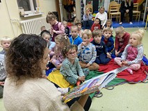 Bibliotekarka czyta dzieciom