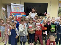Dzieci prezentują swoje pracy