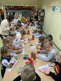 Dzieci w trakcie tworzenia pracy
