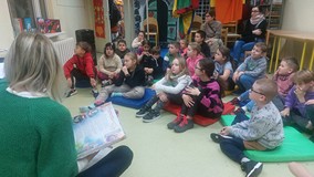 Bibliotekarka czyta uczniom ksiazkę o Piłsudskim