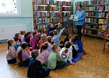 Wspólne czytanie książek na temat segregacji śmieci i dyskusja