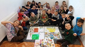 Klasa Ia z samodzielnie wykonanymi plakatami na temat segregacji śmieci