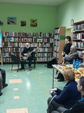 Wal Jarosz gra na gitarze i śpiewa