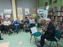 Wal Jarosz gra na gitarze i śpiewa