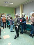 uczestnicy oglądają obrazy