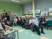 uczestnicy słuchają pani Danusi