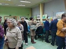 uczestnicy oglądają obrazy