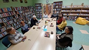 zebrani dyskutują o książce