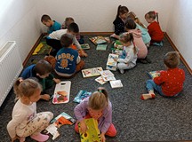Grupa Kapitanowie ogląda książeczki dla dzieci