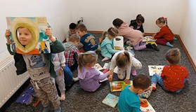 Grupa Kapitanowie ogląda książeczki dla dzieci