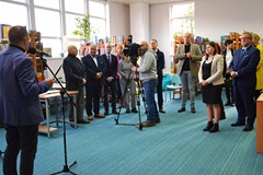 zaproszeni goście i dyrektor podczas wypowiedzi