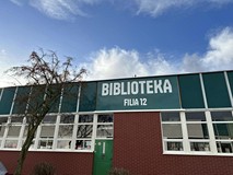 zdjęcia szyldu nad biblioteką