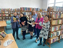 dyrekcja i pracownicy filii pozują do wspólnego zdjęcia