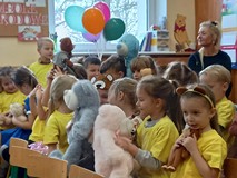 Pzredszkolaki z Przedszkola nr 10 i pluszowe misie