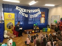 Bibliotekarka Filii nr 3 czyta opowiadnie o Misiu Uszatku Czesława Janczarskiego