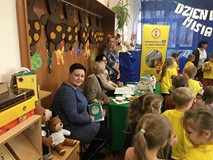 Bibliotekarka tuż przed głośnym czytaniem opowiadnia o Misiu Uszatku