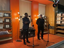 Dyrektor Dariusz Pawlikowski i Barbara Wysmyk podczas otwarcia wystawy.