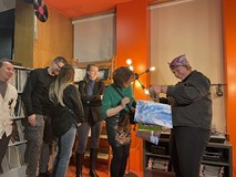 Barbara Wysmyk wręcza komplety sygnowanych ekslibrisów uczestnikom projektu.