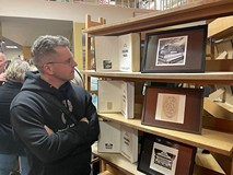 Uczestnik wydarzenia podczas oglądania prac.