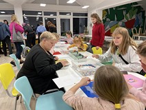 Uczestniczki warsztatów podczas tworzenia grafik z Lego Dots.