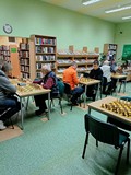 uczestnicy grają w szachy