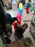 Spotkanie kończy przejście uczniów przez magiczny tunel