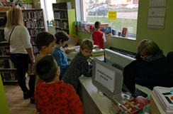 Uczniowie podczas wypożyczania książek