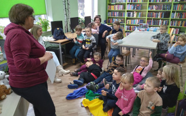 Bibliotekarka opowiada dzieciom o Dniu Pluszowego Misia