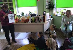 Pani Ania pyta dzieci o misia z obrazka