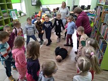 Dzieci podczas zabawy „stary niedźwiedź mocno śpi”