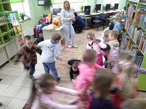 Dzieci podczas zabawy „stary niedźwiedź mocno śpi”