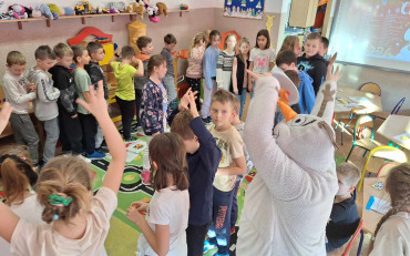 bibliotekarka w stroju bałwana w trakcie zabawy z dziećmi