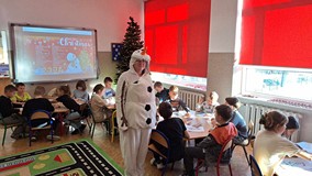 uczniowie wykonują pracę plastyczną