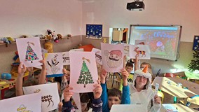 uczniowie pozują z bałwanem, do wspólnego zdjęcia