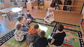 bibliotekarka czyta dzieciom opowiadanie