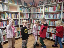 Zabawa z podawanie butelki bez użycia rąk