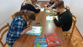 Kolorujemy choinki według określonego wzoru