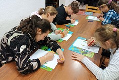 Kolorujemy choinki według określonego wzoru