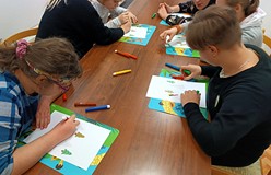 Kolorujemy choinki według określonego wzoru