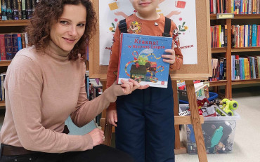 Cezary i bibliotekarka prezentują książeczkę