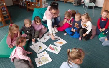 bibliotekarka rozmawia z dziećmi o dokarmianiu ptaków