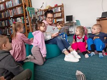 bibliotekarka czyta opowiadanie o zimie